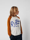 Raglanshirt „Go Bobo“ von Bobo Choses aus 100 % Bio-Baumwolle. Bunter Print, sportlicher Schnitt & bequeme Passform.
