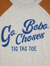 Raglanshirt „Go Bobo“ von Bobo Choses aus 100 % Bio-Baumwolle. Bunter Print, sportlicher Schnitt & bequeme Passform.