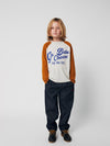 Raglanshirt „Go Bobo“ von Bobo Choses aus 100 % Bio-Baumwolle. Bunter Print, sportlicher Schnitt & bequeme Passform.