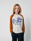 Raglanshirt „Go Bobo“ von Bobo Choses aus 100 % Bio-Baumwolle. Bunter Print, sportlicher Schnitt & bequeme Passform.