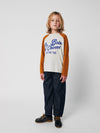 Raglanshirt „Go Bobo“ von Bobo Choses aus 100 % Bio-Baumwolle. Bunter Print, sportlicher Schnitt & bequeme Passform.