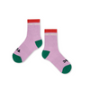 Kurze Socken „Tic Tac Toe“ von Bobo Choses in Lila mit roten & grünen Kontrasten.