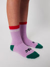 Kurze Socken „Tic Tac Toe“ von Bobo Choses in Lila mit roten & grünen Kontrasten.