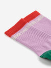 Kurze Socken „Tic Tac Toe“ von Bobo Choses in Lila mit roten & grünen Kontrasten.