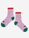 Kurze Socken „Tic Tac Toe“ von Bobo Choses in Lila mit roten & grünen Kontrasten.
